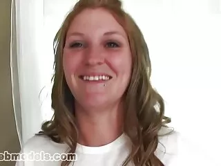 Redhead Baby և մեծ խաղալիքներ